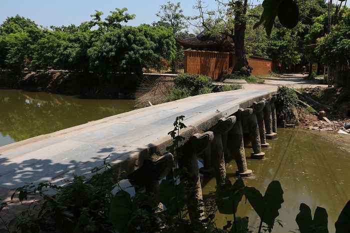 nom village close to hanoi rock bridge